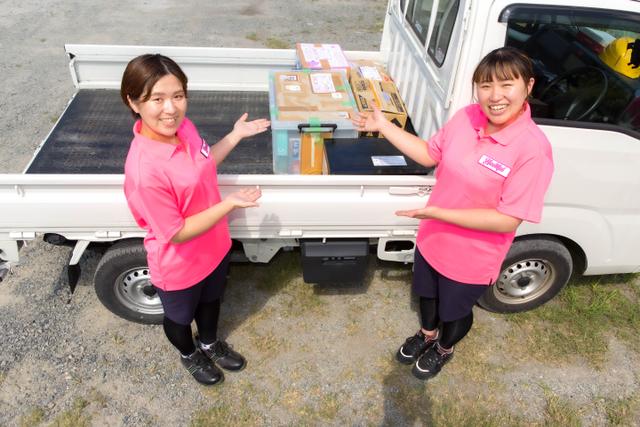 トラックに積んだ不用品とハートフル兵庫のスタッフ写真